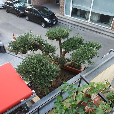 Hotel Lions Tbilisi Esterno foto